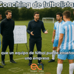 Equipo de fútbol en un campo de entrenamiento escuchando al entrenador y a un coach, ejemplo de coaching deportivo aplicado a equipos.