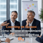 Sesión de coaching de equipos con un equipo directivo en una oficina moderna durante un proceso de mejora del rendimiento y liderazgo