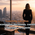 Directiva observando la ciudad desde una oficina moderna reflexionando sobre decisiones, liderazgo y cambio organizacional