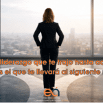 Directiva observando la ciudad desde una oficina moderna mientras reflexiona sobre una transición de liderazgo y un proceso de cambio. Coaching Ejecutivo Málaga