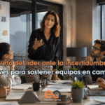 Líder guiando a su equipo durante una reunión en un entorno de cambio e incertidumbre empresarial