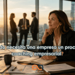 Líder reflexionando sobre el estado de su equipo antes de iniciar un proceso de coaching empresarial